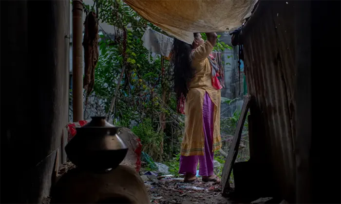 যৌনকর্মে নামতে বাধ্য হচ্ছেন বৃটিশদের জন্য ক্রিসমাস জাম্পার তৈরি করা পোশাক শ্রমিকরা